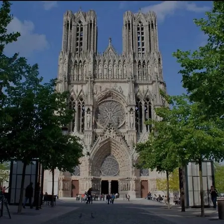 La Place Des Sacres, Proche Gare Et Centre *