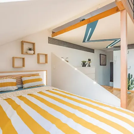 La Place Des Sacres, Proche Gare Et Centre * Reims