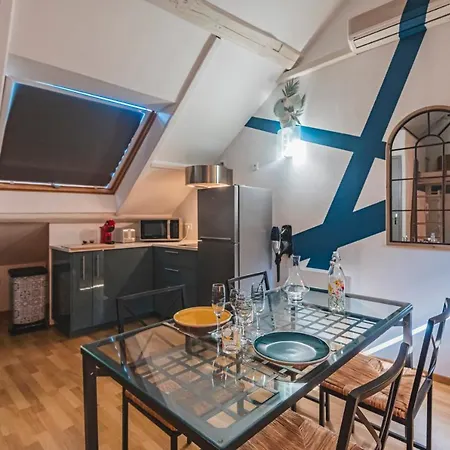 La Place Des Sacres, Proche Gare Et Centre *