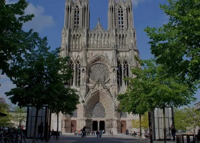 La Place Des Sacres, Proche Gare Et Centre *