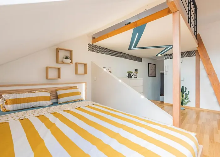 La Place Des Sacres, Proche Gare Et Centre * Reims