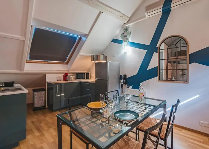 La Place Des Sacres, Proche Gare Et Centre *