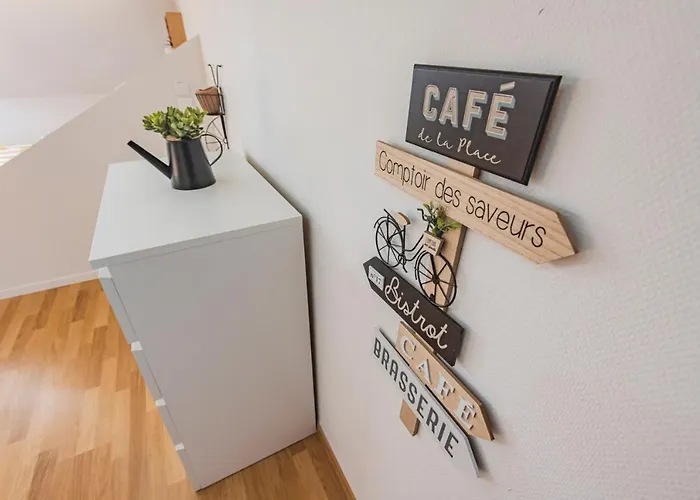 La Place Des Sacres, Proche Gare Et Centre