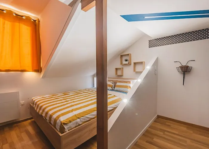 La Place Des Sacres, Proche Gare Et Centre *