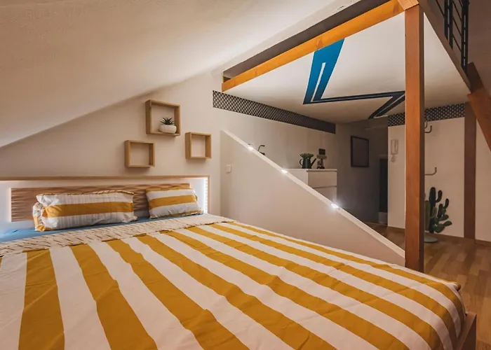 La Place Des Sacres, Proche Gare Et Centre *