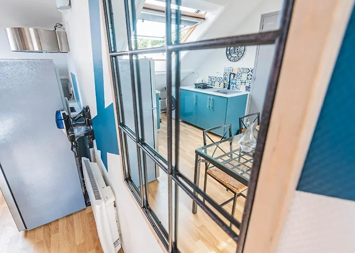 La Place Des Sacres, Proche Gare Et Centre Reims