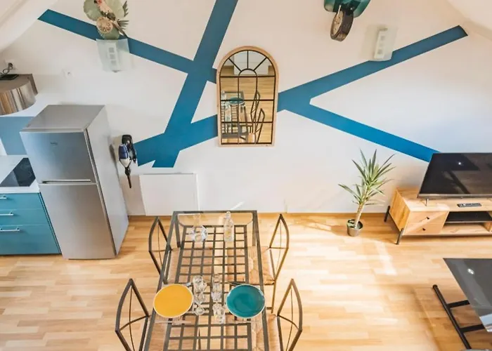 La Place Des Sacres, Proche Gare Et Centre Reims