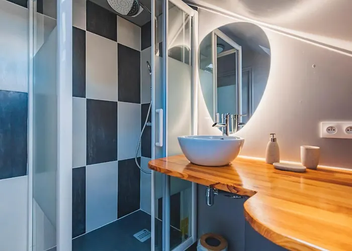 La Place Des Sacres, Proche Gare Et Centre