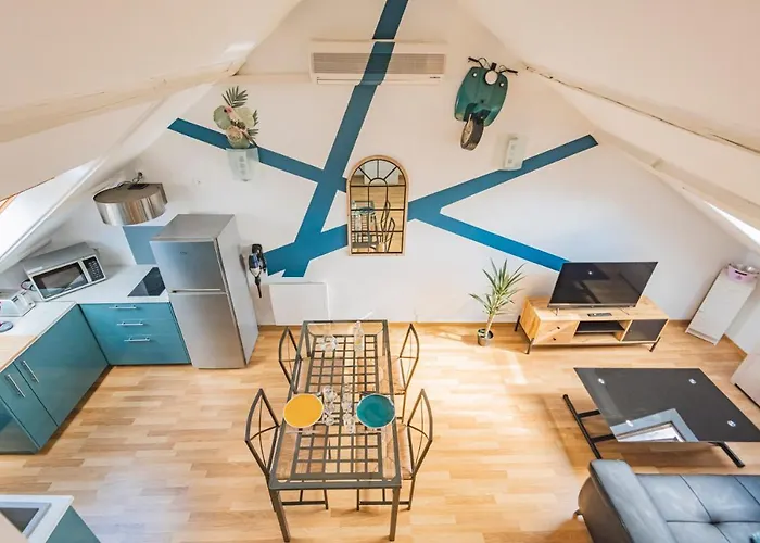 La Place Des Sacres, Proche Gare Et Centre