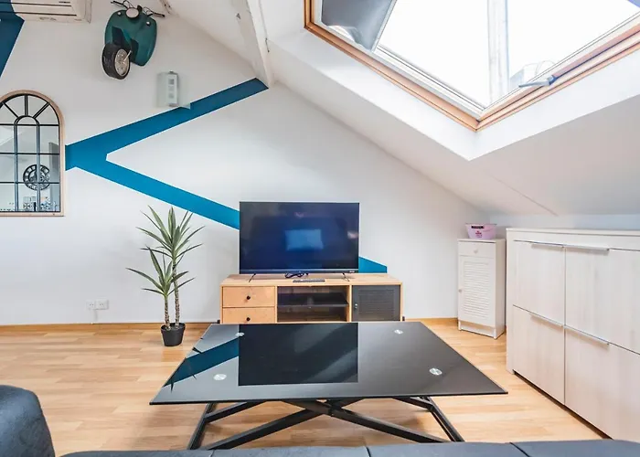 La Place Des Sacres, Proche Gare Et Centre Reims