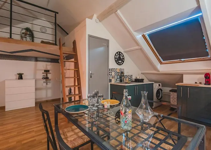 La Place Des Sacres, Proche Gare Et Centre Reims